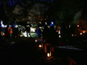 Waldadvent in der Fatima-Grotte (Foto: Karl-Franz Thiede)